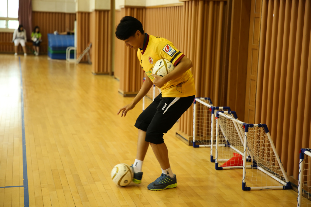 jpg_150602 희망축구교실(신용초등학교)20.jpg