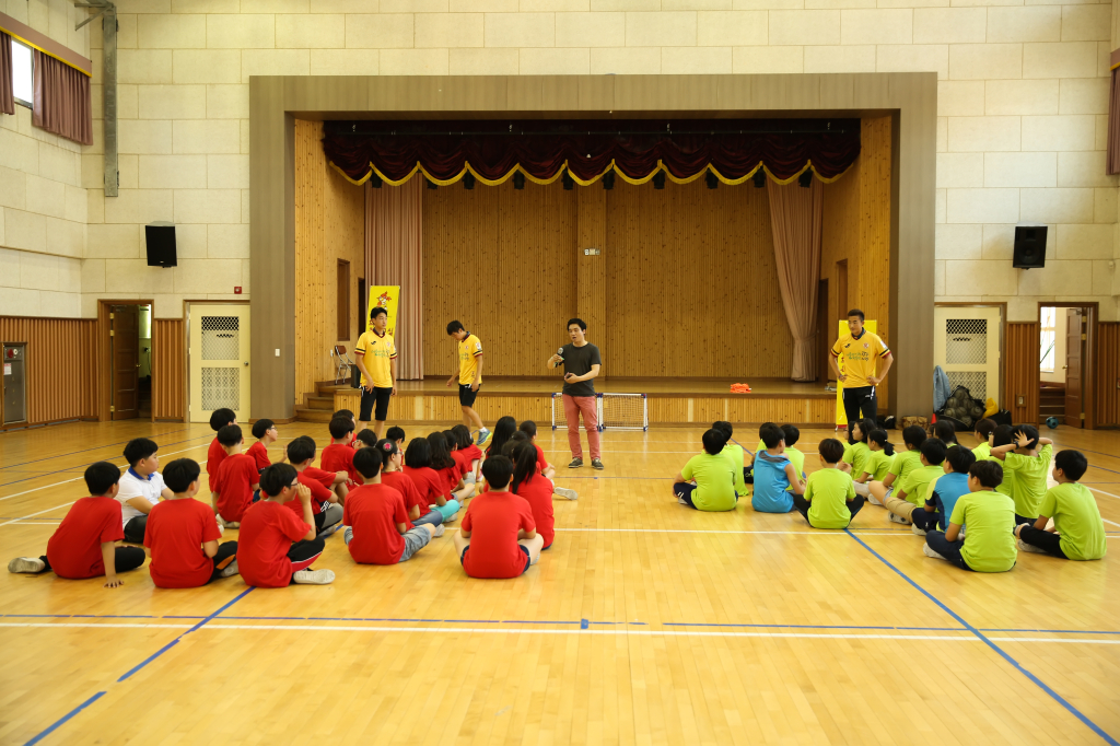 jpg_150602 희망축구교실(신용초등학교)86.jpg