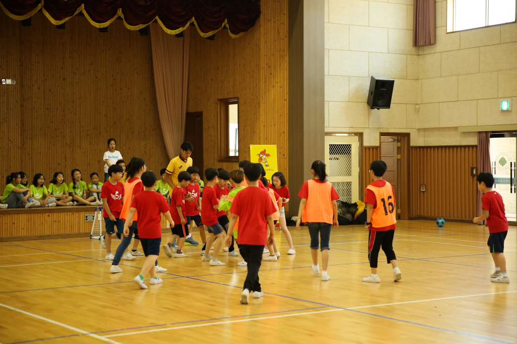 jpg_150602 희망축구교실(신용초등학교)49.jpg