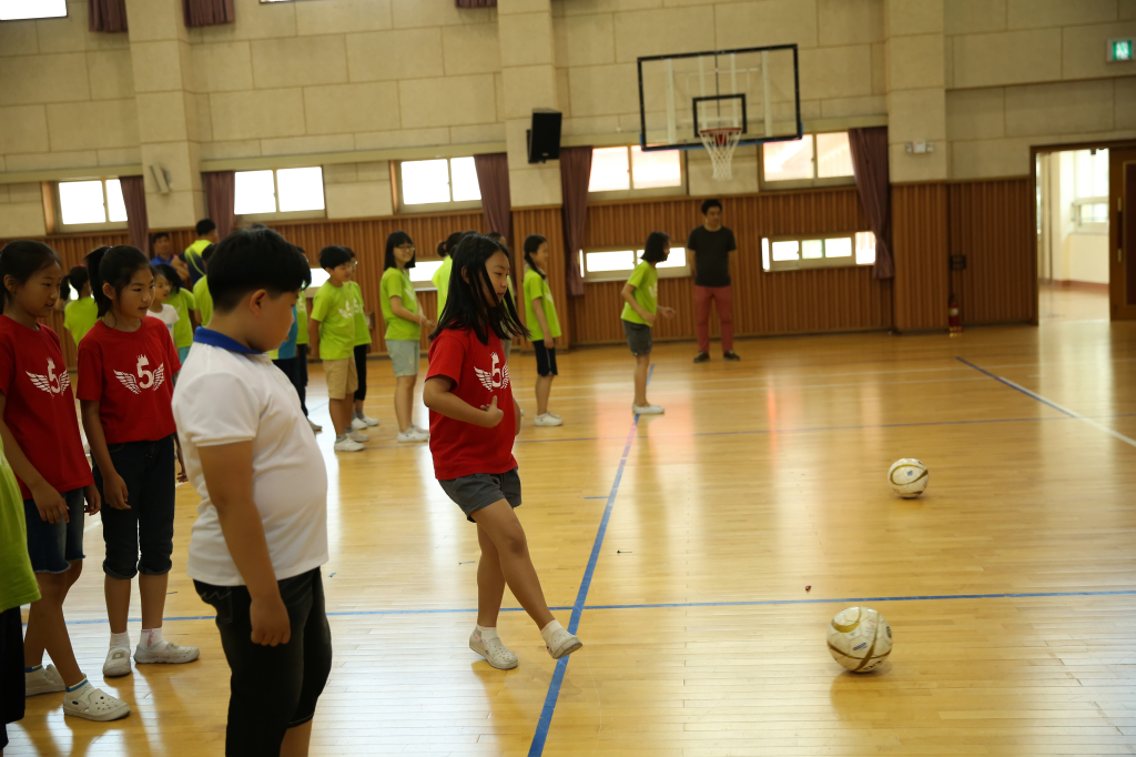 jpg_150602 희망축구교실(신용초등학교)11.jpg