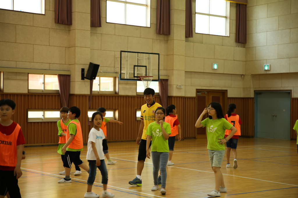 jpg_150602 희망축구교실(신용초등학교)81.jpg