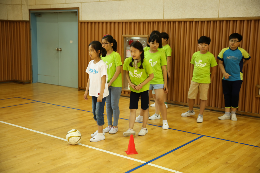 jpg_150602 희망축구교실(신용초등학교)17.jpg