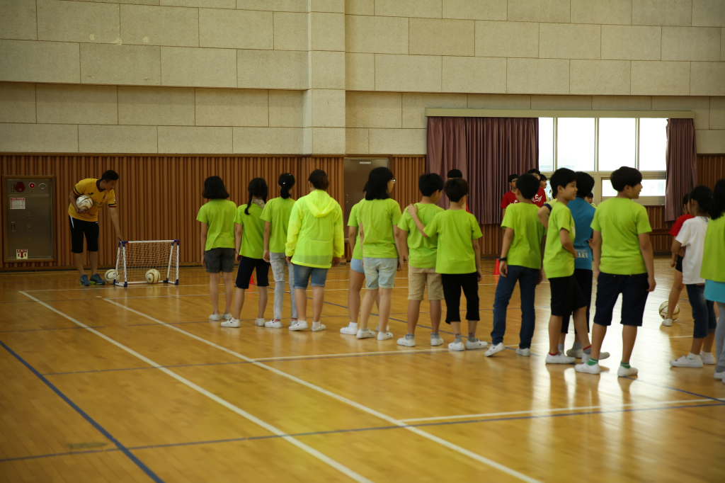 jpg_150602 희망축구교실(신용초등학교)30.jpg