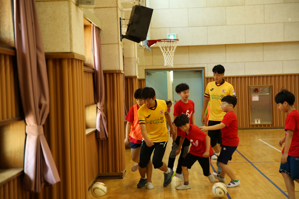 jpg_150602 희망축구교실(신용초등학교)53.jpg