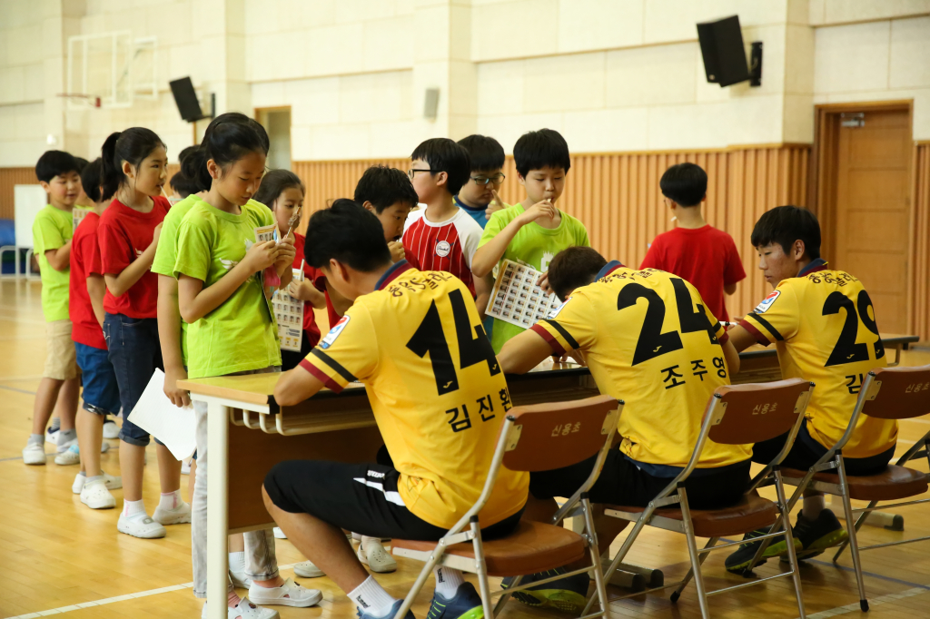 jpg_150602 희망축구교실(신용초등학교)110.jpg