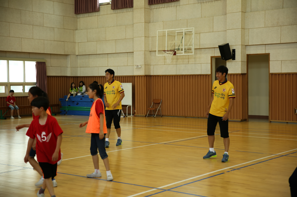 jpg_150602 희망축구교실(신용초등학교)55.jpg