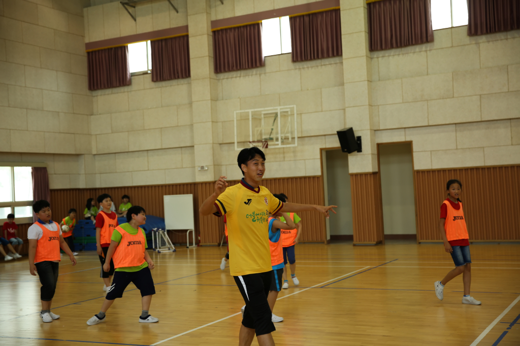 jpg_150602 희망축구교실(신용초등학교)64.jpg