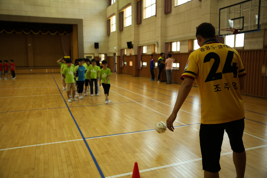 jpg_150602 희망축구교실(신용초등학교)14.jpg