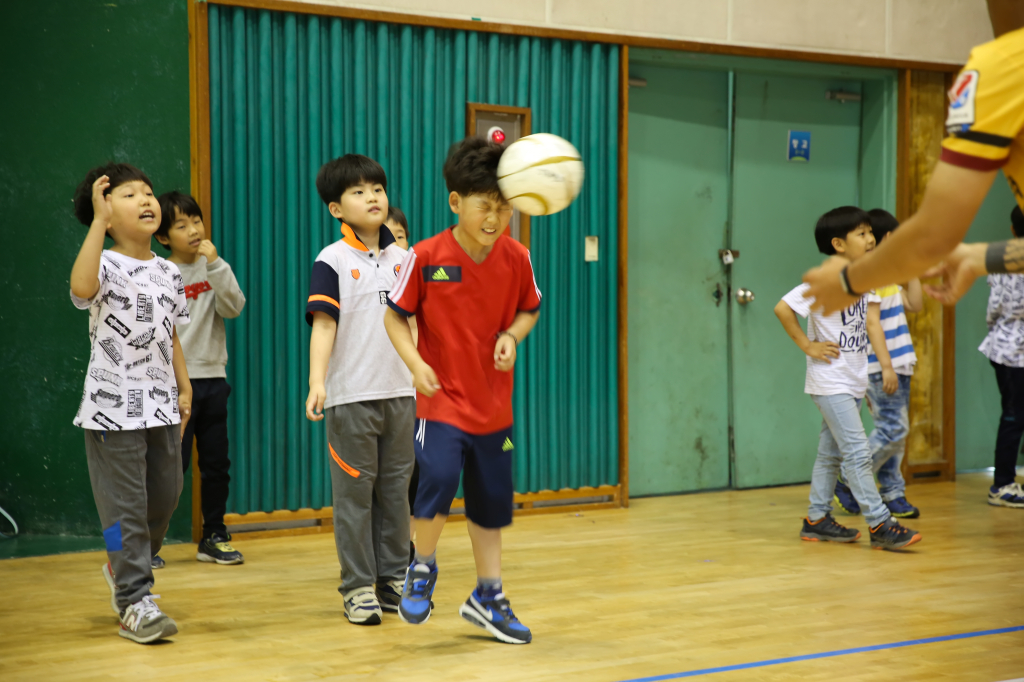 jpg_160526 희망축구교실(염주초등학교)-28.jpg