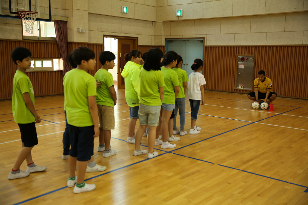 jpg_150602 희망축구교실(신용초등학교)05.jpg