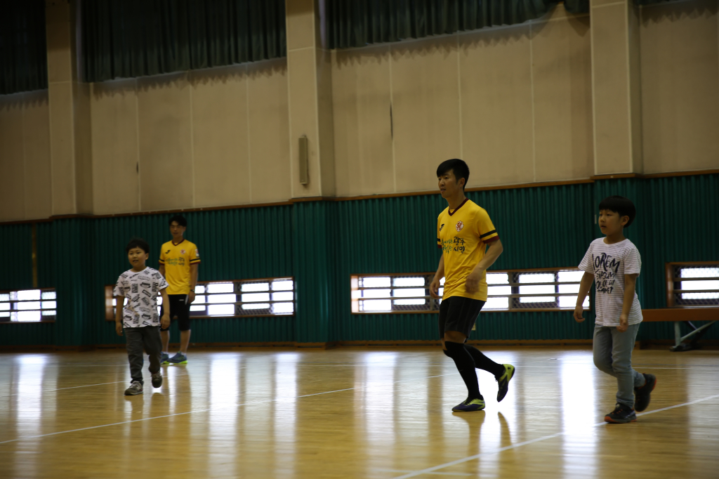 jpg_160526 희망축구교실(염주초등학교)-73.jpg