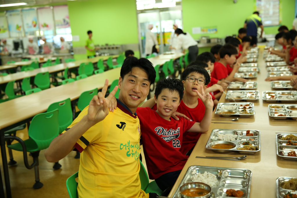 jpg_150602 희망축구교실(신용초등학교)93.jpg