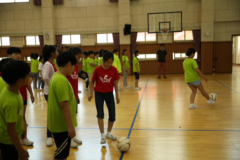 jpg_150602 희망축구교실(신용초등학교)12.jpg