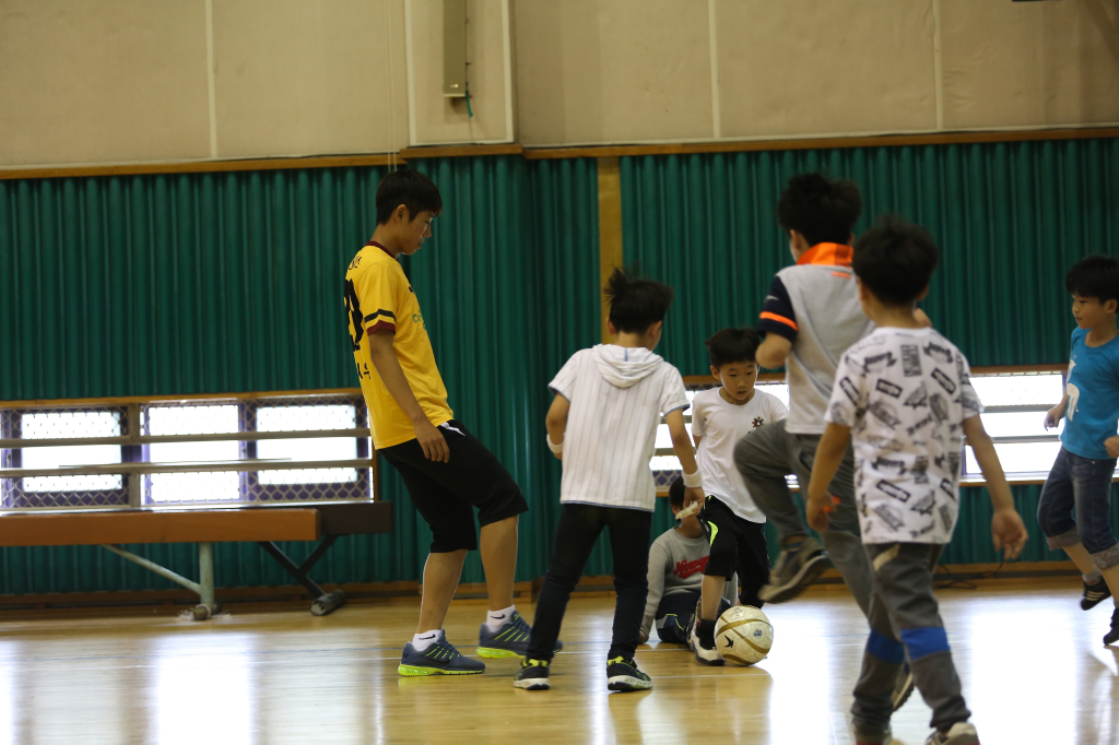 jpg_160526 희망축구교실(염주초등학교)-61.jpg