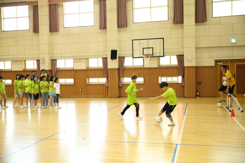 jpg_150602 희망축구교실(신용초등학교)29.jpg