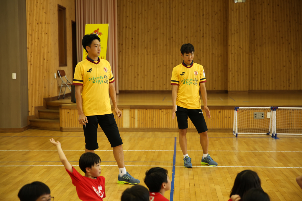 jpg_150602 희망축구교실(신용초등학교)88.jpg